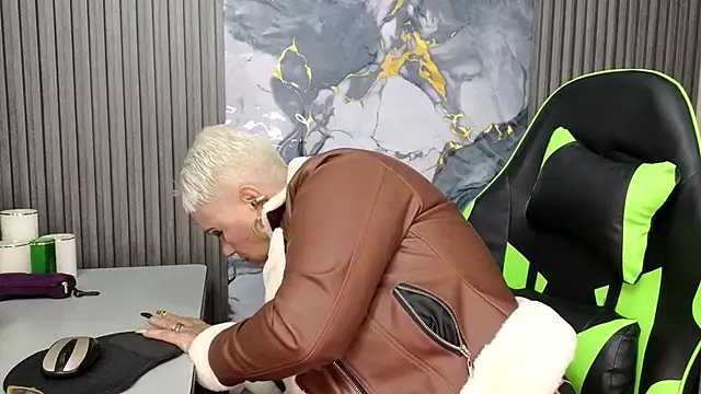 GianellaCox  online show from February 19, 2026, 12:35 pm