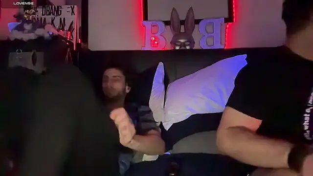 pantslesstraveler plt online show from November 12, 2025, 5:11 am