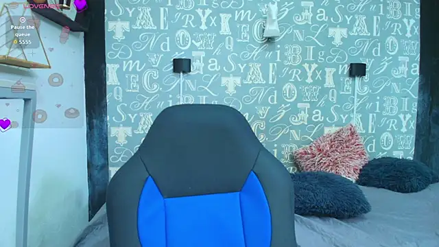 Lindsey8 online show from October 31, 2025, 1:52 pm