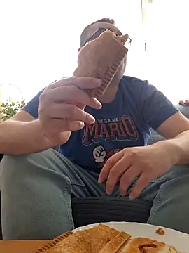 Javier bear online show from April 2, 2026, 1:18 pm