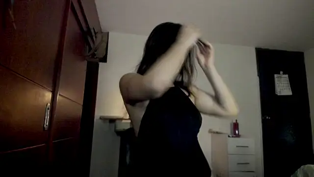 Lucyerobbie online show from April 14, 2026, 10:53 am