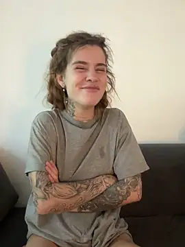 EmiliaCatalina online show from February 15, 2026, 5:01 pm