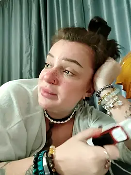 Snapshot of EllieOz chatting on November 19, 2025, 12:05 pm EllieOz online show from November 19, 2025, 12:05 pm