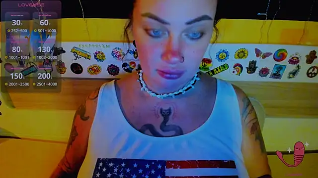 Snapshot of EllieOz chatting on October 17, 2025, 5:04 pm EllieOz online show from October 17, 2025, 5:04 pm