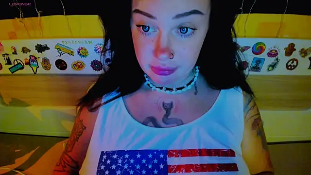 Snapshot of EllieOz chatting on November 4, 2025, 3:05 pm EllieOz online show from November 4, 2025, 3:05 pm