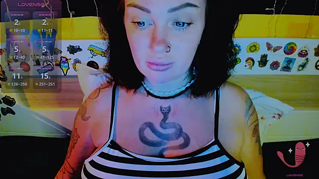 Snapshot of EllieOz chatting on November 25, 2025, 5:46 pm EllieOz online show from November 25, 2025, 5:46 pm