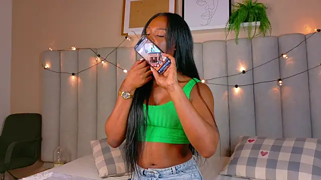 Snapshot of nahomi_campbell chatting on November 17, 2025, 7:40 pm nahomi campbell online show from November 17, 2025, 7:40 pm