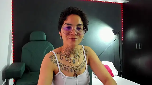 anaroman01 online show from November 15, 2025, 4:22 pm