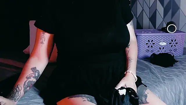 Snapshot of shybutdirtygirrll chatting on October 9, 2025, 7:25 pm shybutdirtygirrll online show from October 9, 2025, 7:25 pm