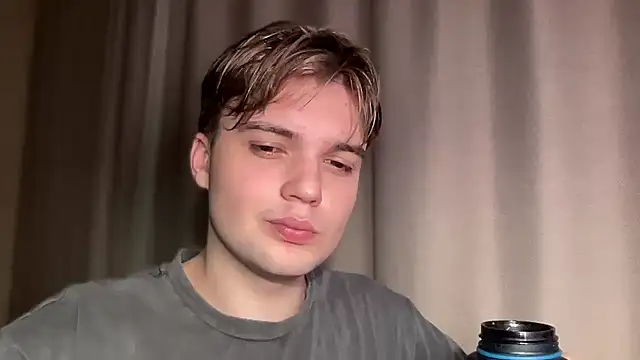 Snapshot of superfluboy_ chatting on February 24, 2025, 7:09 pm superfluboy online show from February 24, 2025, 7:09 pm