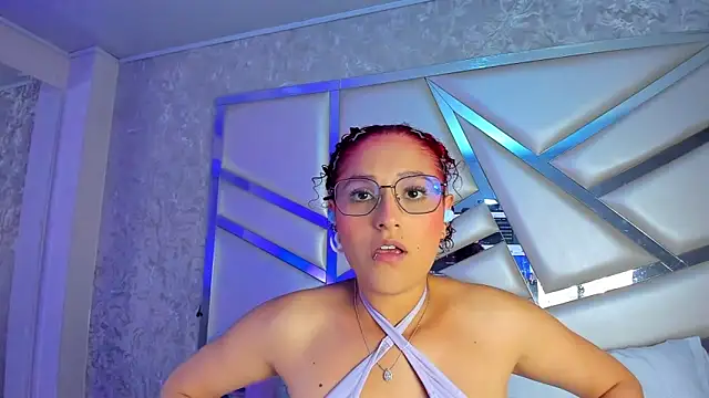 Snapshot of Miia002 chatting on February 4, 2026, 12:05 am Miia002 online show from February 4, 2026, 12:05 am