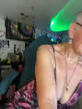 Snapshot of TrenaAnne chatting on March 20, 2025, 2:32 pm TrenaAnne online show from March 20, 2025, 2:32 pm