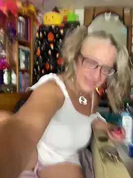 Snapshot of TrenaAnne chatting on September 9, 2025, 2:32 am TrenaAnne online show from September 9, 2025, 2:32 am