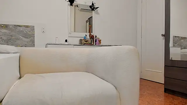 anisialuna  online show from October 15, 2025, 6:22 am