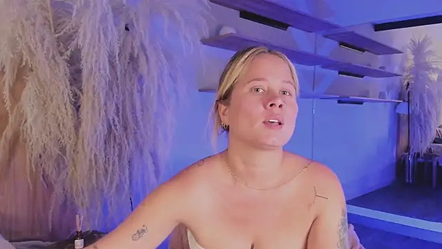 stefanny ruiz  online show from February 27, 2025, 3:15 pm