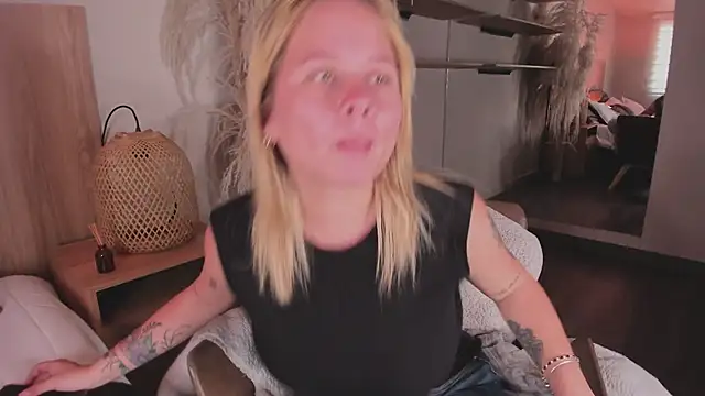 stefanny ruiz  online show from March 10, 2025, 4:03 pm