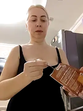 Snapshot of HotJanet chatting on February 2, 2025, 9:07 am HotJanet online show from February 2, 2025, 9:07 am