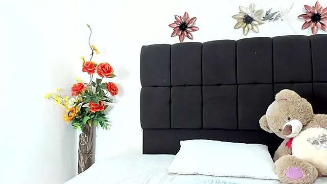 VIOLETMIILLER online show from September 17, 2025, 1:46 pm