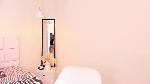 Snapshot of your_khloe chatting on February 4, 2026, 2:23 pm your khloe online show from February 4, 2026, 2:23 pm