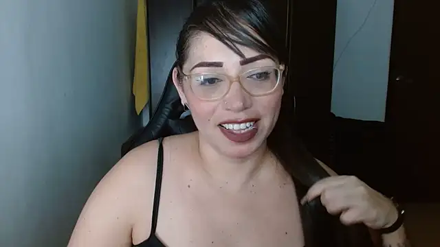 natashasmithe online show from February 6, 2025, 9:28 pm
