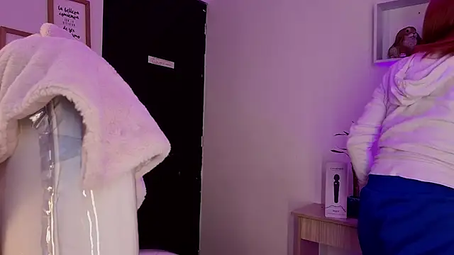 Tiarha online show from November 12, 2025, 4:38 am