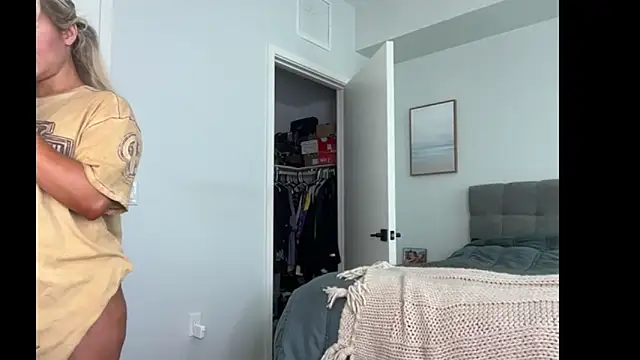 ElenaErickson online show from February 25, 2026, 8:52 pm