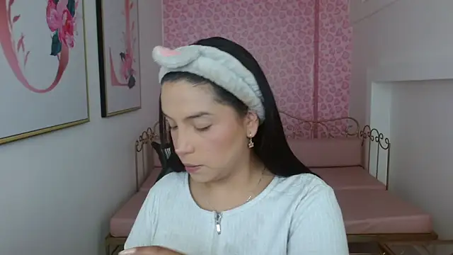 Snapshot of Small_naughty_ chatting on May 13, 2026, 1:07 pm Small naughty online show from May 13, 2026, 1:07 pm