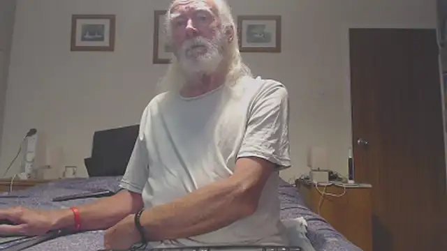 Snapshot of WaverlyKernow chatting on June 18, 2026, 11:26 am WaverlyKernow online show from June 18, 2026, 11:26 am