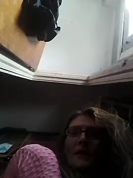 Snapshot of beelzebubblesxo chatting on January 9, 2026, 2:35 pm beelzebubblesxo online show from January 9, 2026, 2:35 pm