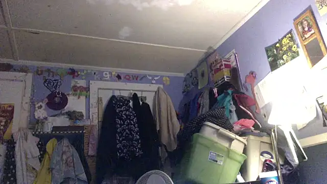 Snapshot of beelzebubblesxo chatting on October 13, 2025, 8:05 am beelzebubblesxo online show from October 13, 2025, 8:05 am