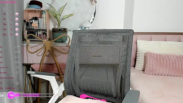  Joliie  online show from February 2, 2025, 4:54 pm