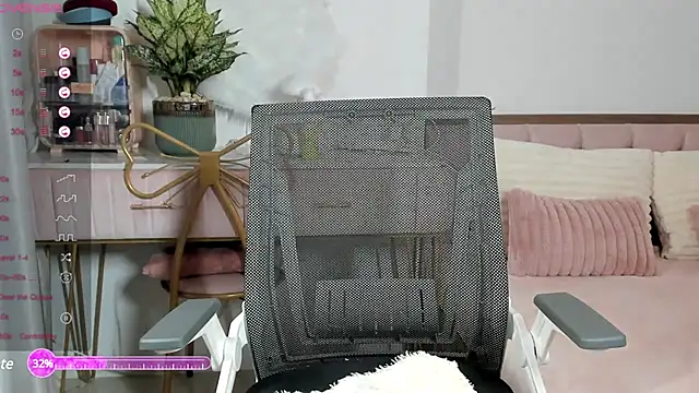  Joliie  online show from February 17, 2025, 5:23 pm