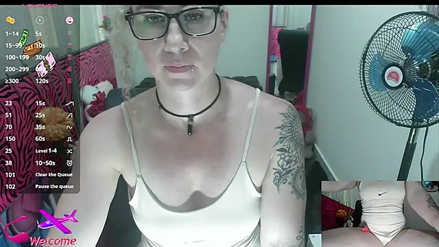 ViickySexy online show from October 3, 2025, 7:48 pm