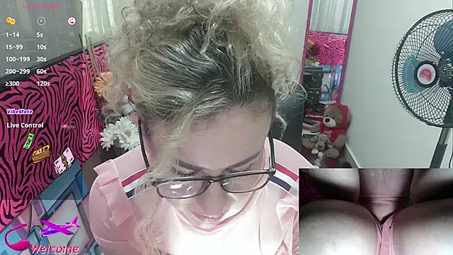 ViickySexy online show from November 19, 2025, 7:58 pm