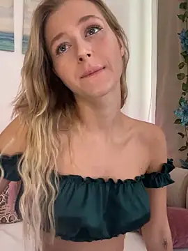 LunaRase online show from February 16, 2025, 10:43 am