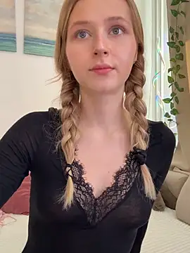 LunaRase online show from October 8, 2025, 10:50 am