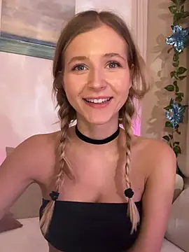 LunaRase online show from February 20, 2025, 5:41 pm