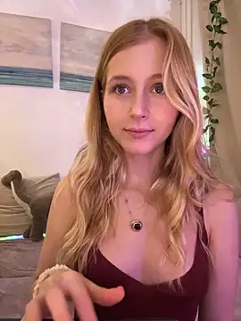 LunaRase online show from November 9, 2025, 3:27 pm