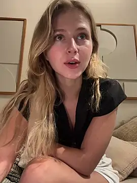 LunaRase online show from February 9, 2025, 2:07 pm