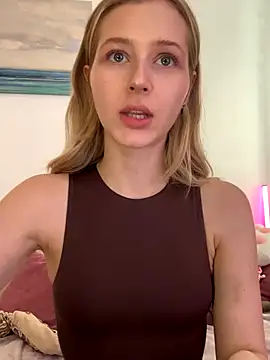 LunaRase online show from October 3, 2025, 11:23 am