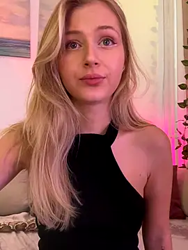 LunaRase online show from September 18, 2025, 11:24 am