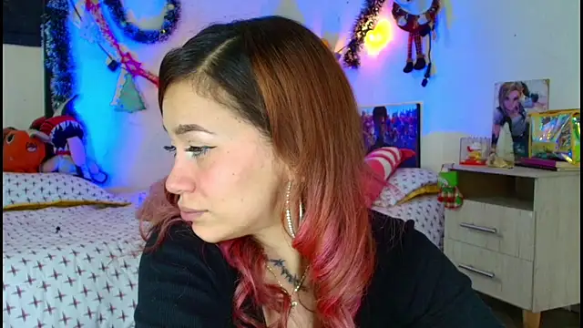 alisson zafiro  online show from December 22, 2025, 4:01 am