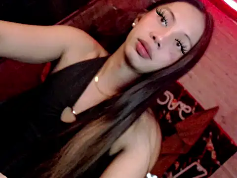 whiteladyboy online show from November 14, 2025, 7:28 pm