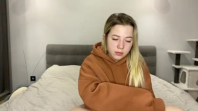 Embersweetbunny online show from January 8, 2026, 6:52 am