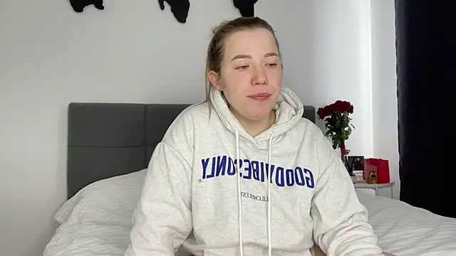Embersweetbunny online show from February 13, 2025, 8:27 am