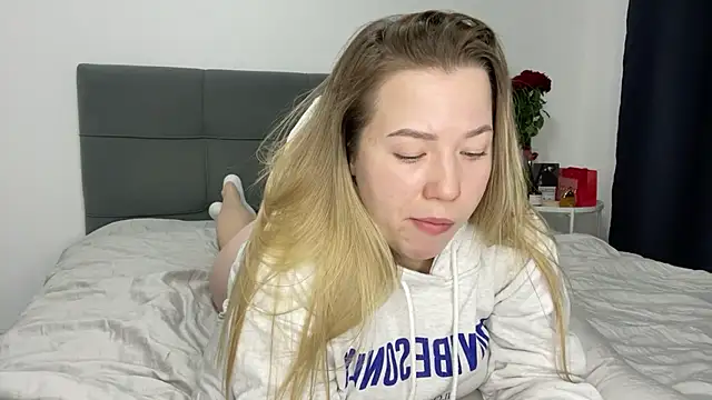 Embersweetbunny online show from February 12, 2025, 6:51 pm