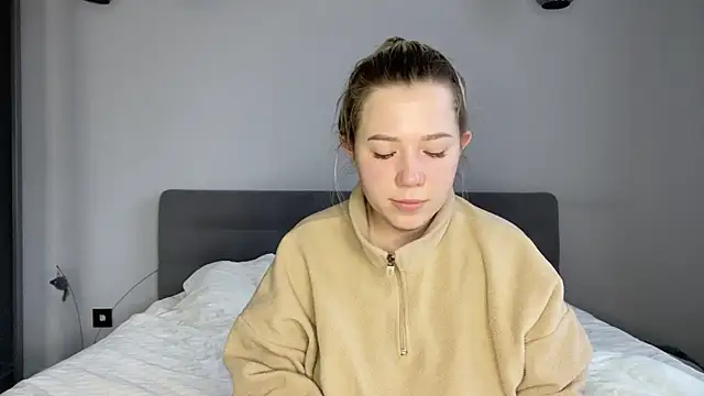 Embersweetbunny online show from December 14, 2025, 8:09 am