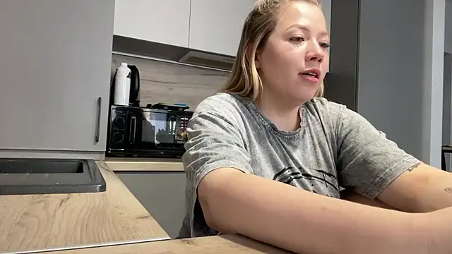 Snapshot of Embersweetbunny chatting on November 18, 2025, 9:34 am Embersweetbunny online show from November 18, 2025, 9:34 am