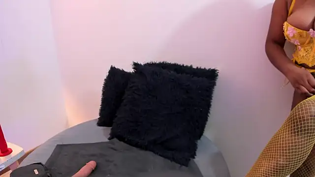 Lizzie Williams  online show from November 22, 2025, 3:05 am