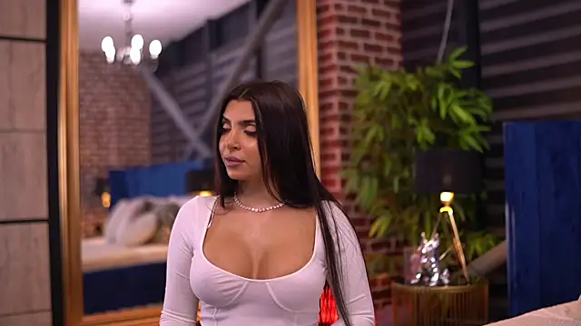 NicoleCellini online show from October 30, 2025, 7:00 pm